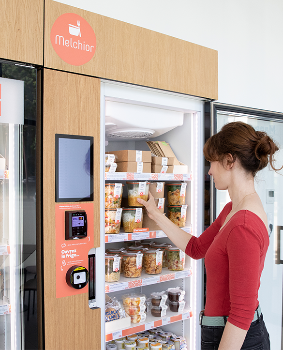 frigo melchior rempli de bocaux en verre